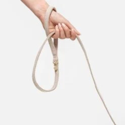 Correa Nomad Tales Calma Arena Para Perros -Suministros Para Mascotas 326096 nomad tales calma hundeleine sand 120cm 01 5